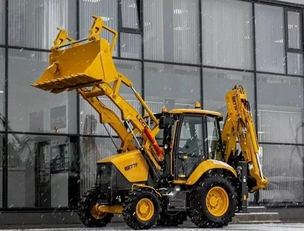 Экскаватор-погрузчик на выдаче без идентифицирующих деталей