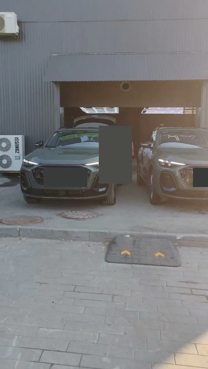 Два Audi Q5 на площадке выдачи