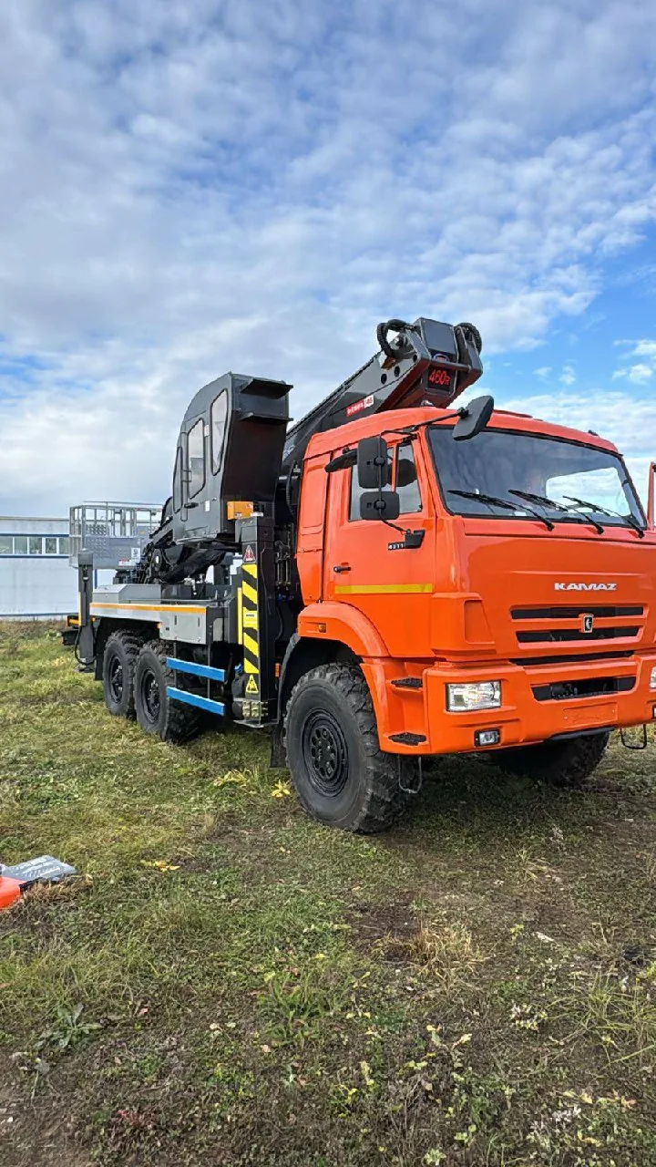 Автомобиль с краноманипуляторной установкой